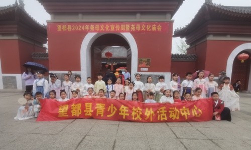 望都县青少年校外活动中心组织学员参加县第三届古装游园会